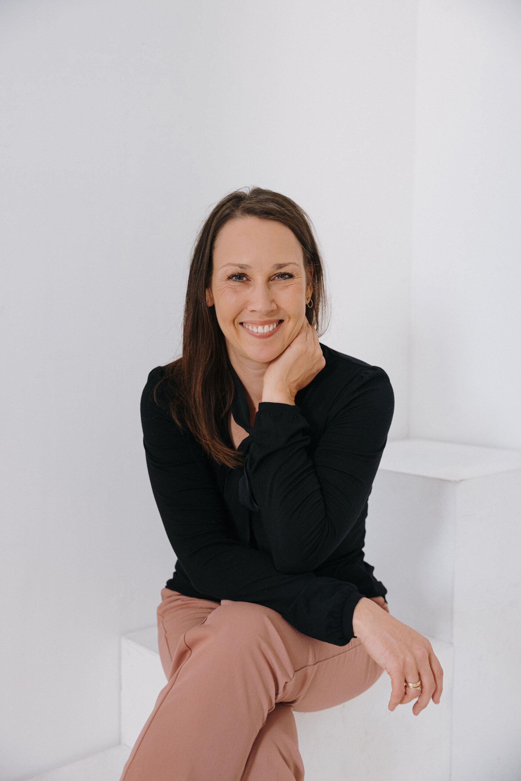 Personal Branding Fotografin Manuela Baum schaut lächelnd in die Kamera