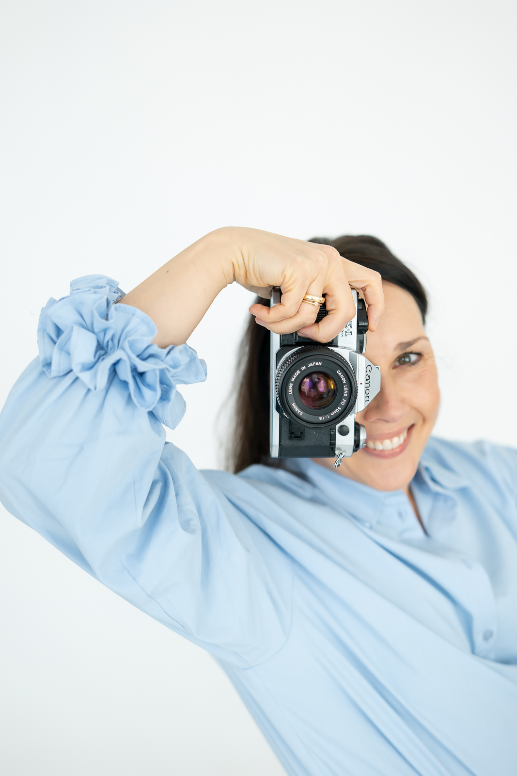 Personal Branding Fotografin aus Düsseldorf bei einem Shooting in entspannter und natürlicher Atmosphäre
