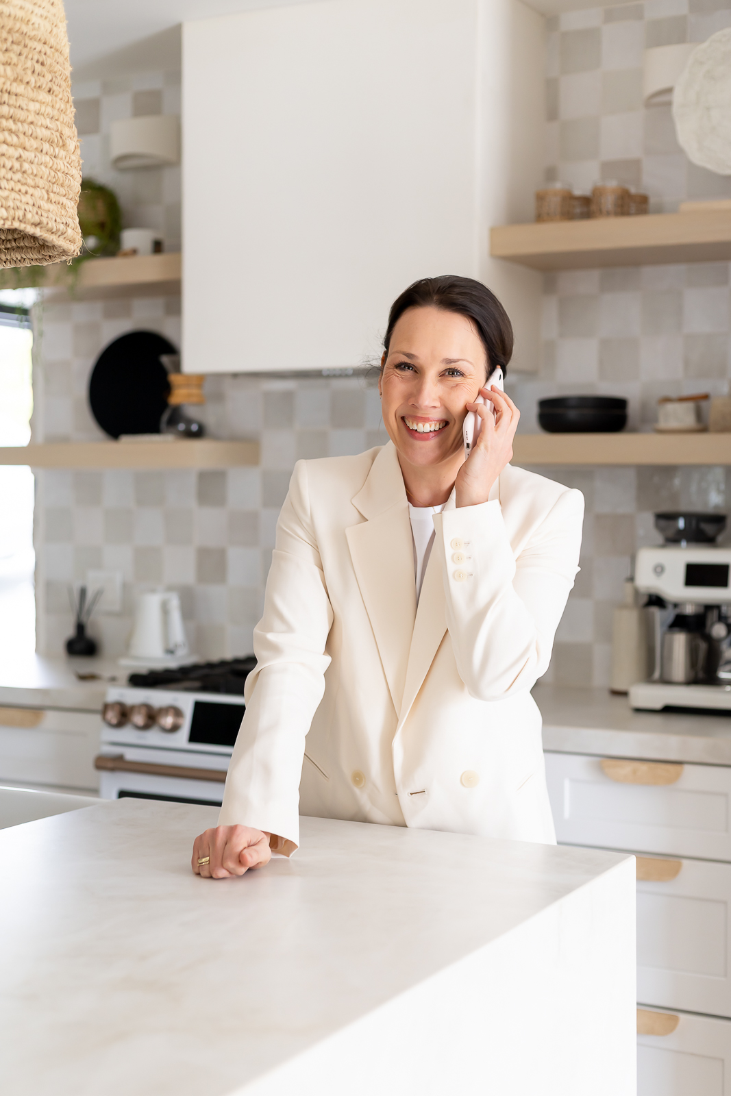 Personal Branding Fotografin aus Düsseldorf und Duisburg telefoniert und lächelt in die Kamera