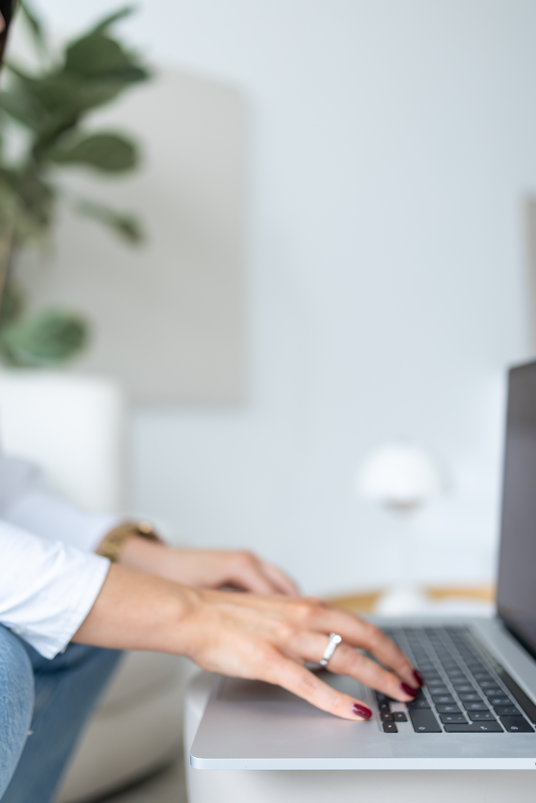 Detailaufnahme von Händen am Laptop bei der Arbeit, modernes Business Umfeld